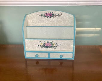 Organizador de Correspondência Artesanal em Madeira com Acabamento Craquelado Branco e Estampa Floral, 2 Compartimentos e Gaveta