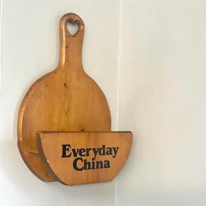 Houten muurbevestiging met 'alledaags porselein' handgemaakt op de bordenrekhouder, vintage landelijk koloniaal huisdecor eetborddisplay