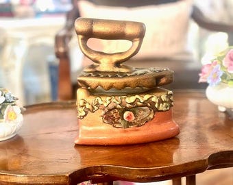 Caixa de porcelana vintage em ferro fundido, moldada em uma prensa de carvão vegetal.