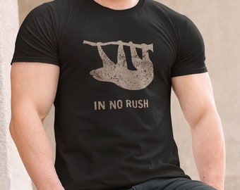 Sloth Tee 'In No Rush' - T-shirt divertente, ecologica, regalo, camicia sarcastica, camicia da uomo divertente, camicia da donna divertente