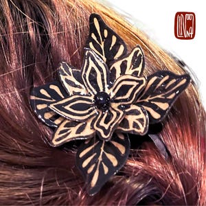 Pettine a forma di fiore, linoleografia originale su carta kraft rivestita in resina UV