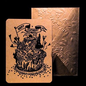 Geburtstagskarte Linoldruck – Handmade Karte mit Torte auf Kraftpapier inkl. geprägtem Umschlag