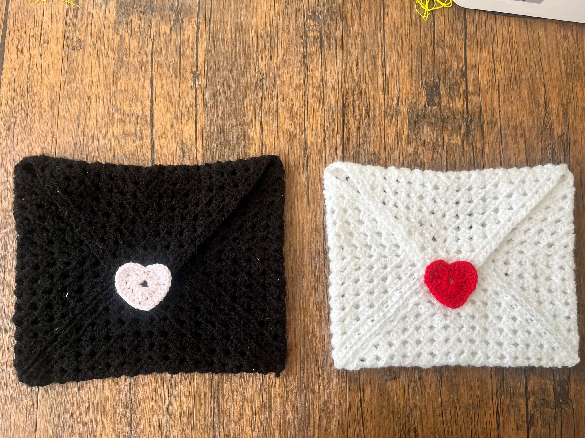 かぎ針編みのカラフルなラブレターの本のスリーブ/カバーのパターン