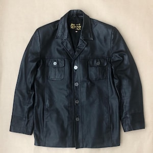 Blouson noir en cuir souple pour homme, taille 50, L. Coupe ajustée avec poches poitrine à rabat, deux poches intérieures et fermeture à bouton