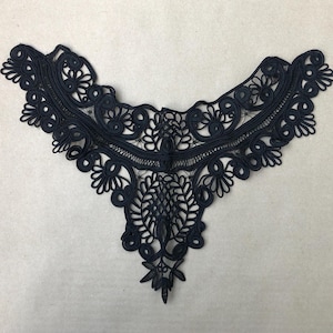 Collar victoriano antiguo en forma de V con encaje negro y gargantilla floral.