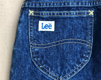 Vintage Lee Rider 1952 Medium-Wash Jeans, Size XS - S (W 28" L 30"). Mid rise, Regular fit & Tapered leg. 1980's Deadstock with tags