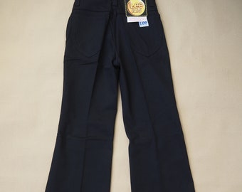 Vaqueros acampanados vintage de los años 70, talla S (ancho 71 cm, largo 86 cm), cintura alta y caderas amplias, perneras anchas y rectas, marca Lee Nova. Stock descatalogado con etiquetas