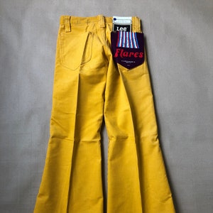 Pantalon évasé en velours côtelé vintage des années 1960, taille XXS (W 26&quot; L 30&quot;), taille basse et jambes larges en jaune vif vif, Lee Deadstock avec étiquettes