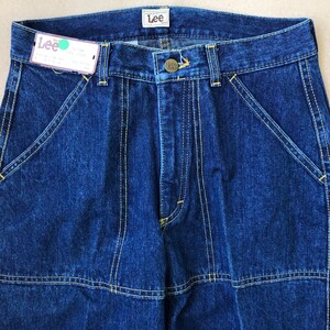 Baggy arbetsjeans, storlek M (B 30" L 34"). Hög midja, avslappnad passform och avsmalnande ben. Gula sömmar, modell vid namn Lee Utah, obehandlad med etiketter.