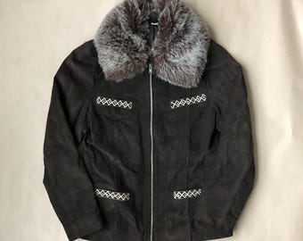 Mockajacka i skinn från 1990-talet med strass och broderi, storlek M, i mörkbrun med krage i fuskpäls