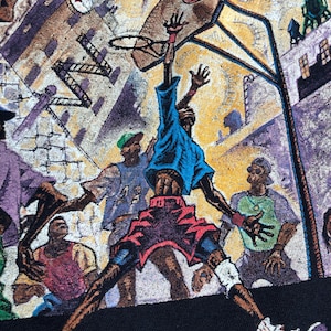 Może przedstawiać: Kolorowa ilustracja koszykarza w powietrzu, tuż przed wsadzeniem piłki do kosza. Koszykarz ma na sobie niebiesko-czerwoną koszulkę i spodenki. Tło przedstawia panoramę miasta z budynkami i koszem do koszyk&oacute;wki.