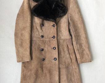 Britse suède jas uit de jaren 60/70, maat M/L, vintage winterjas met kraag van imitatiebont en leren knopen, gemaakt in Engeland.