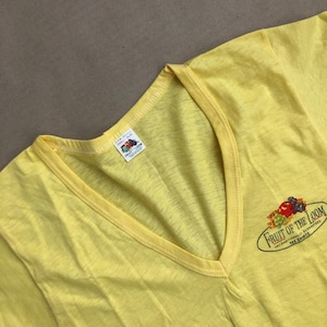 T-shirt jaune à col en V Fruit of the Loom vintage des années 70, taille Small (34-36). Fabriqué aux États-Unis, 100 % coton