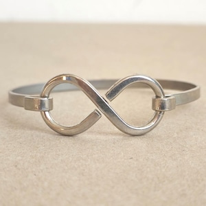 Minimalistiskt Infinity-armband i rostfritt stål, modern öppen manschett