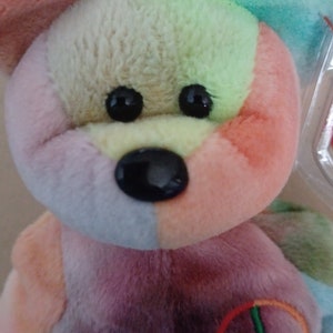 Ty Vintage Rare Retired Beanie baby is a rare beanie baby. This is a 1996 vintage Peace bear with pe pellets.
What makes this Peace Bear rare.....
[1] There is no Stamp on tush tag.
[2] Embroidered peace sign on chest [not stamped]
[3] 1965 [KR]