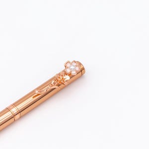 Stift für Frauen mit Geschenkbox- Dieser schöne Stift für Frauen hat ein elegantes Blumendesign- Ausgefallener Stift für Frauen zum Verschenken von Artista Vision- Roségold