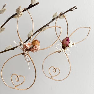Papierdraht-Häschen mit Trockenblumen | Mitbringsel | Osterdeko | Fensterschmuck | Zweigdekoration | Geschenkanhänger