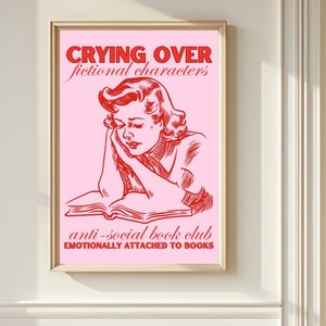 Puede incluir: Un póster rosa y rojo con una ilustración vintage de una mujer leyendo un libro y llorando. El texto dice "Crying over fictional characters, an anti-social book club, emotionally attached to books."