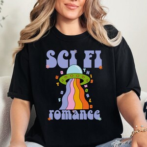 Sci Fi Romance Comfort Colors Tee, Libresco, Camicia da lettura, Merch di libri, Amante dei libri, Fantascienza, Lettore di romanzi, Libri piccanti, Retro