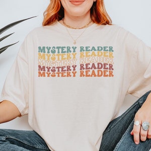 Mystery Reader Comfort Colors T-Shirt, Bücherwurm, Lese Shirt, Book Merch, Buchliebhaber, Buch Girlie Geschenk, Retro, Groovy, Wavy, Thriller Bücher