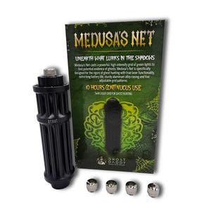 Puede incluir: Un dispositivo de rejilla l&aacute;ser cil&iacute;ndrico negro con el texto "Ghost Daddy" impreso en el lateral. El dispositivo est&aacute; dise&ntilde;ado para la caza de fantasmas y tiene un patr&oacute;n de rejilla l&aacute;ser verde. El embalaje presenta un dise&ntilde;o verde y negro con el texto "Medusa's Net" y "Unearth What Lurks in the Shadows".