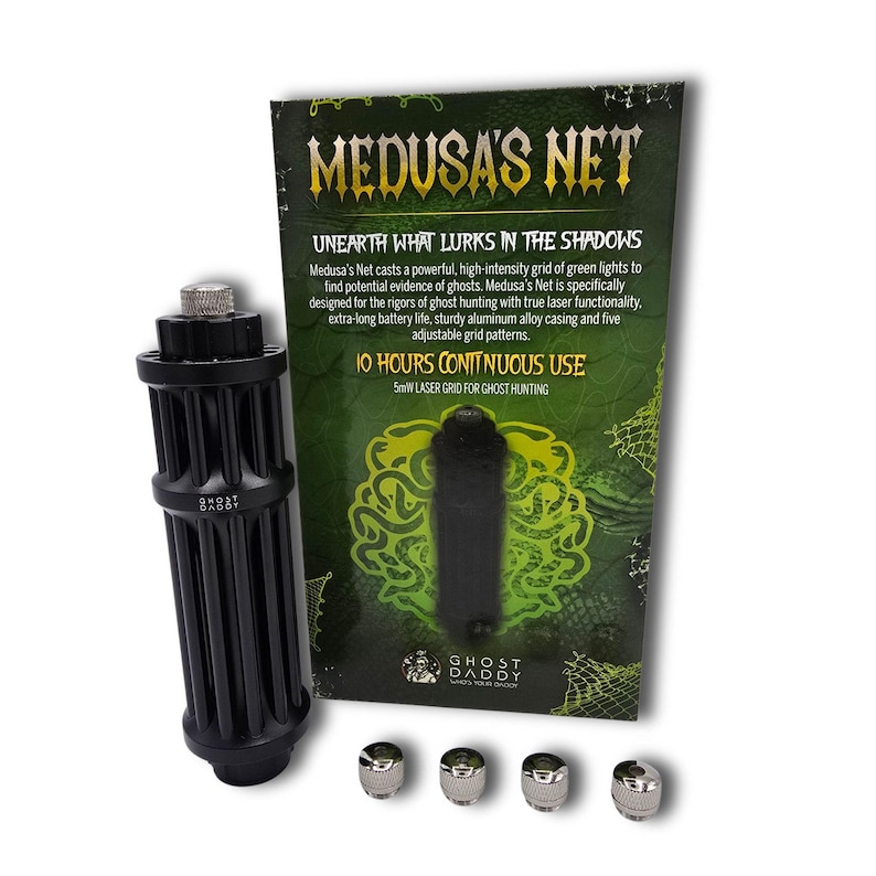 Puede incluir: Un dispositivo de rejilla l&aacute;ser cil&iacute;ndrico negro con el texto "Ghost Daddy" impreso en el lateral. El dispositivo est&aacute; dise&ntilde;ado para la caza de fantasmas y tiene un patr&oacute;n de rejilla l&aacute;ser verde. El embalaje presenta un dise&ntilde;o verde y negro con el texto "Medusa's Net" y "Unearth What Lurks in the Shadows".