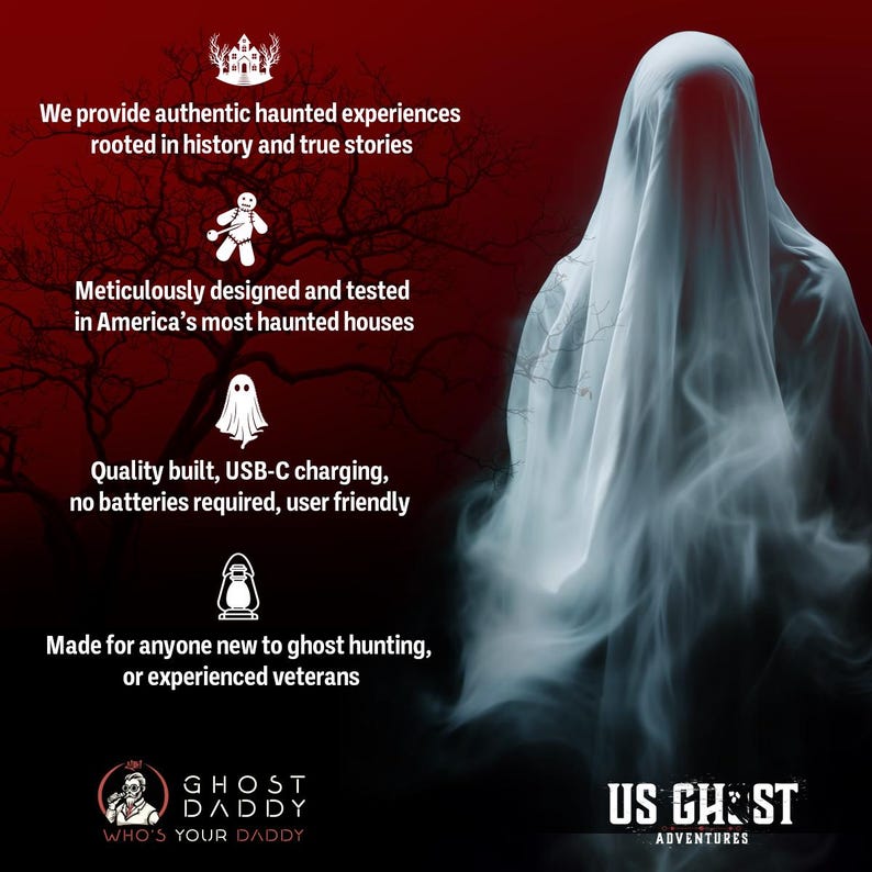 Puede incluir: Un dispositivo blanco con forma de fantasma con el texto "US GHOST ADVENTURES" y "GHOST DADDY WHO'S YOUR DADDY" sobre un fondo rojo. El dispositivo se describe como de calidad, con carga USB-C y f&aacute;cil de usar. Est&aacute; hecho para cualquier persona nueva en la caza de fantasmas o para veteranos experimentados.