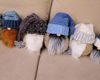 様々なサイズの手編みの素朴な雪のノーム