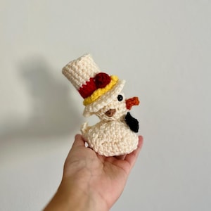 Luzifer (Hazbin Hotel) Gummiente inspiriert häkeln Amigurumi | Luzifer-Ente mit weißen Flügeln | Gummiente gehäkelt