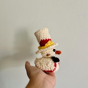 Luzifer (Hazbin Hotel) Gummiente inspiriert häkeln Amigurumi | Luzifer-Ente mit roten Akzenten auf Flügeln | Gummiente gehäkelt