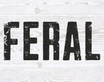 以下が含まれることがあります： 「FERAL」という単語が、黒色の風合いのある文字で、白い木目調の背景に表示されています。文字は使い古されたような質感で、ヴィンテージまたは素朴な雰囲気を醸し出しています。背景は水平方向の木の板で構成されています。