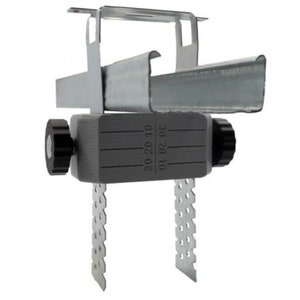 Peut inclure: Un support de rail de plafond en métal gris avec un bouton noir et deux languettes métalliques. Le support est marqué "30 20 10 30 20 10".