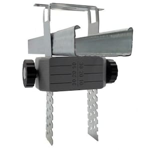 Peut inclure: Un rail de plafond en métal gris avec un tendeur réglable noir et gris. Le tendeur a un bouton et des marquages indiquant "30 20 10".