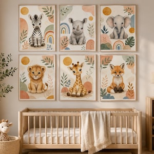 Peut inclure: Un ensemble de six cadres muraux présentant des illustrations à l'aquarelle d'un bébé zèbre, rhinocéros, éléphant, lion, girafe et renard. Chaque animal est centré sur un fond neutre avec des formes abstraites et du feuillage.