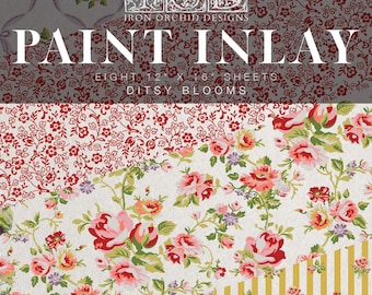 Op de afbeelding: Een collage van bloempatronen met de tekst "PAINT INLAY" en "DITSY BLOOMS." De ontwerpen omvatten rozen, strikken en strepen in rood, roze, geel en wit. Het product bestaat uit acht vellen van 30,5 x 40,6 cm.