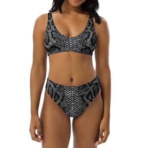 Op de afbeelding: Een zwarte en grijze bikini met een slangenhuidprint en een hoge taille.