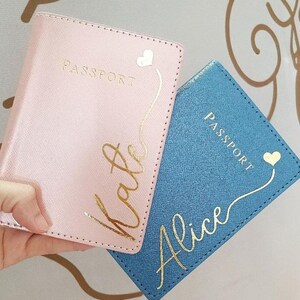 Individuell bedruckte Passhülle mit Namen - Personalisierte Reisebrieftasche - Süßer individueller Passhalter - Einzigartiges Geschenk für Reisende und Jetsetter