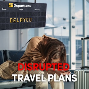 Może przedstawiać: Kobieta siedzi w terminalu lotniska z opuszczoną głową, wyglądając na zniechęconą. Tablica odlotów na lotnisku nad nią wyświetla "DELAYED". Tekst "DISRUPTED TRAVEL PLANS" jest nałożony na obraz.