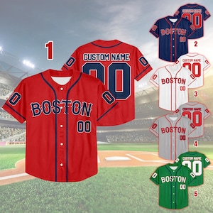 Puede incluir: Una colección de camisetas de béisbol en varios colores, incluyendo rojo, azul marino, blanco, gris y verde. Cada camiseta presenta la palabra "BOSTON" y el número "00" o un nombre y número personalizados. Las camisetas tienen mangas cortas y botones frontales.