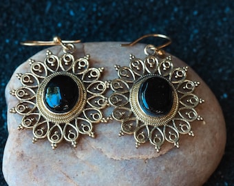 Pendiente de latón de la Diosa del Sol - Ónix