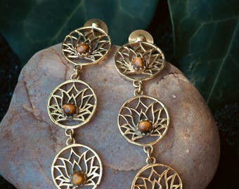 Messing oorbellen - Lotus Trail - Tijgeroog