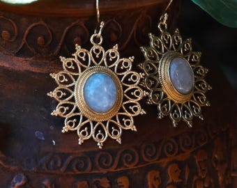 Messing Zonnegodin-oorbel - Maansteen