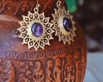 Pendiente de latón de la Diosa del Sol - Amatista