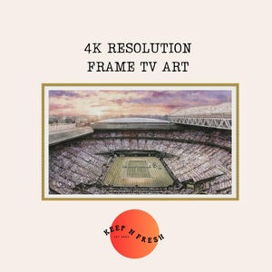Puede incluir: Una impresión enmarcada de un estadio de tenis, que muestra una pintura de acuarela detallada. La obra de arte presenta un estadio completo con una cancha de tenis, espectadores y un cielo al atardecer. El texto en la parte superior dice "4K RESOLUTION FRAME TV ART."