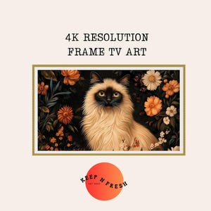 Puede incluir: Una impresión artística para TV con resolución 4K enmarcada que presenta un gato esponjoso con marcas negras, rodeado de flores naranjas y blancas sobre un fondo oscuro. La impresión está en un marco dorado. El texto en la imagen dice "4K RESOLUTION FRAME TV ART".