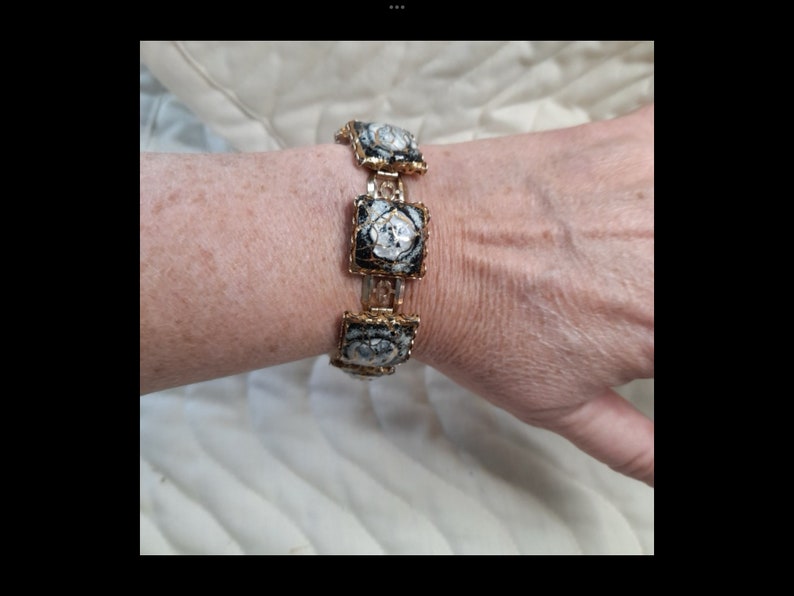 Een prachtige armband van glas en goudkleur, een geweldige aanvulling op een sieradencollectie, zou een geweldig cadeau zijn. afbeelding 3