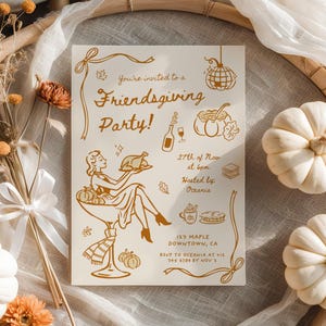 Puede incluir: Una invitación a una fiesta de Acción de Gracias con un diseño vintage. La invitación presenta ilustraciones de calabazas, una mujer sosteniendo una bandeja y el texto "You're invited to a Friendsgiving Party!". La invitación está rodeada de calabazas blancas y flores secas.