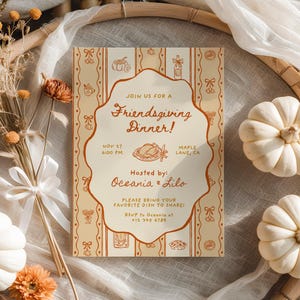 Puede incluir: Una invitación a una cena de Acción de Gracias con un fondo beige y texto naranja. La invitación está rodeada de calabazas blancas, flores secas y un anillo de bambú tejido. El texto de la invitación dice "¡Únase a nosotros para una cena de Acción de Gracias entre amigos!"