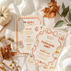 Op de afbeelding: Twee crèmekleurige uitnodigingskaarten met oranje tekst en illustraties voor een Friendsgiving-diner. Eén kaart geeft het menu weer, de andere zegt "Friendsgiving Dinner" met datum, tijd en locatie. Een witte pompoen en herfstbladeren op de achtergrond.