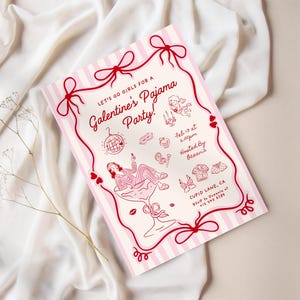Op de afbeelding: Een roze en witte Galentine's Pyjamaparty-uitnodiging met rode accenten. De uitnodiging heeft een decoratieve rand, strikken en illustraties van een discobal, lingerie en een vrouw in pyjama. De tekst luidt: "Let's Go Girls for a Galentine's Pajama Party!"